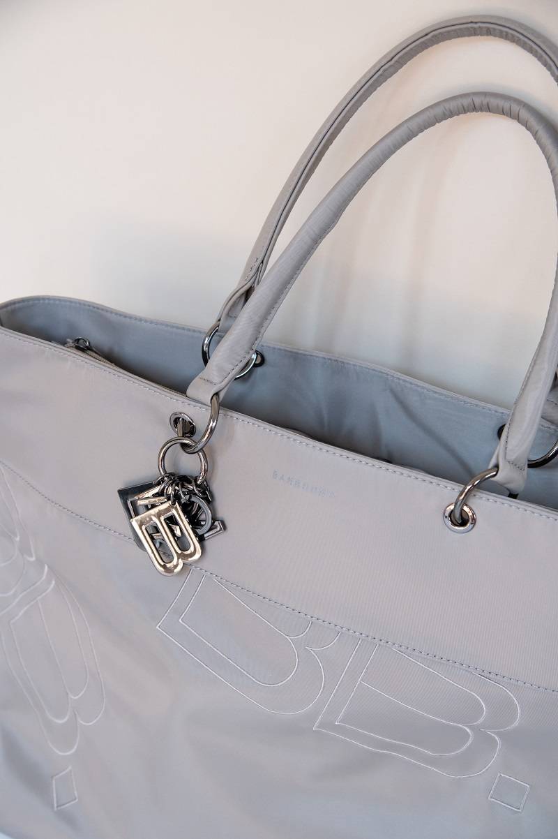 bamboom-borsa-a-tracolla-mamma-in-tessuto-grigio-05-con-materassino image 2