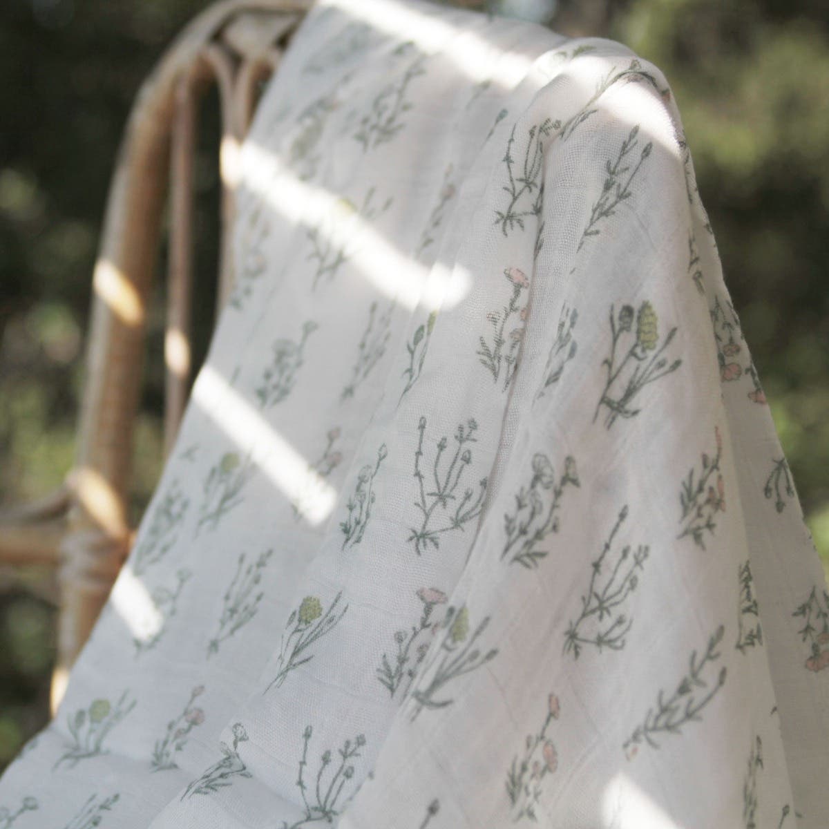 aden-anais-boutique-silky-soft-dream-blanket-french-floral image 4