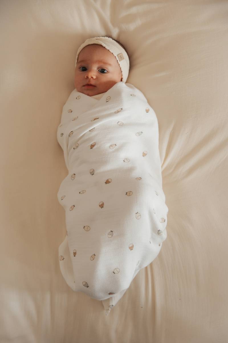 bamboom-swaddle-muslin-xl-120x120cm-fishes-242-multi-uso image 2