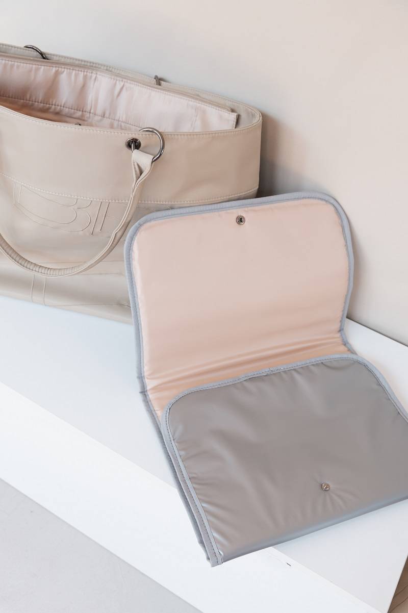 bamboom-borsa-tracolla-mamma-ecopelle-sand-10-con-materassino image 2