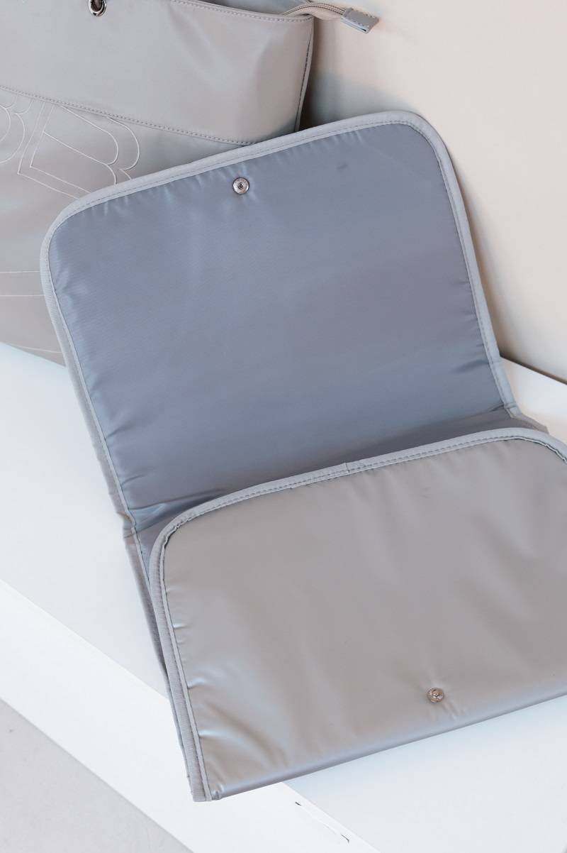 bamboom-borsa-a-tracolla-mamma-in-tessuto-grigio-05-con-materassino image 5