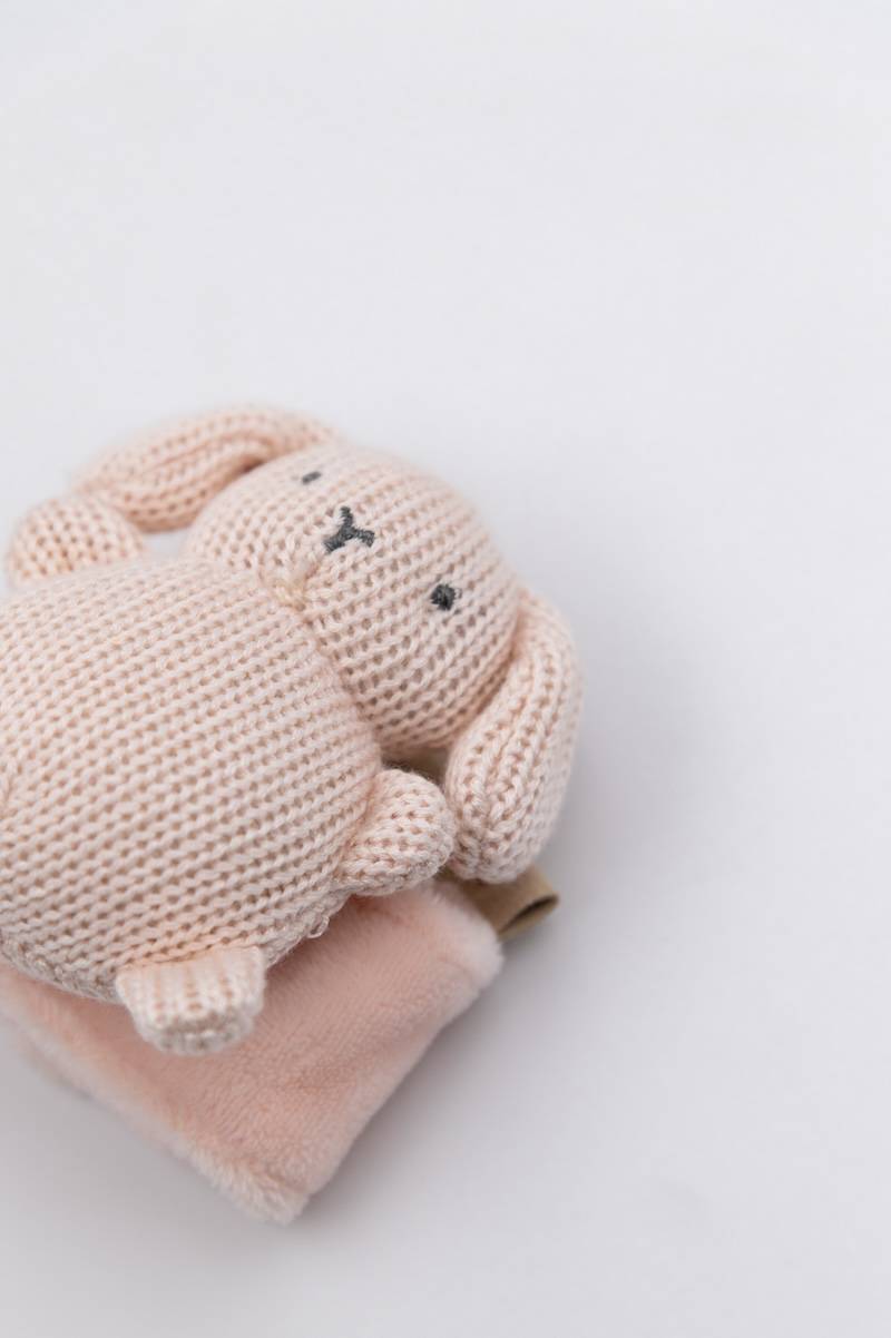 bamboom-braccialetto-giochino-in-maglia-rabbit-rosa-04 image 2